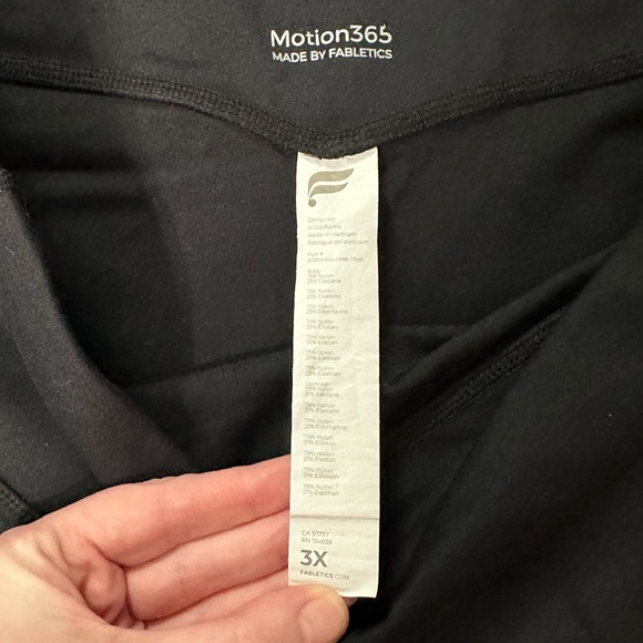 Fabletics Plus Size Trinity Motion 365 Mid Rise 5” Shorts in Black/Micro Leo 3X - Picture 6 of 7